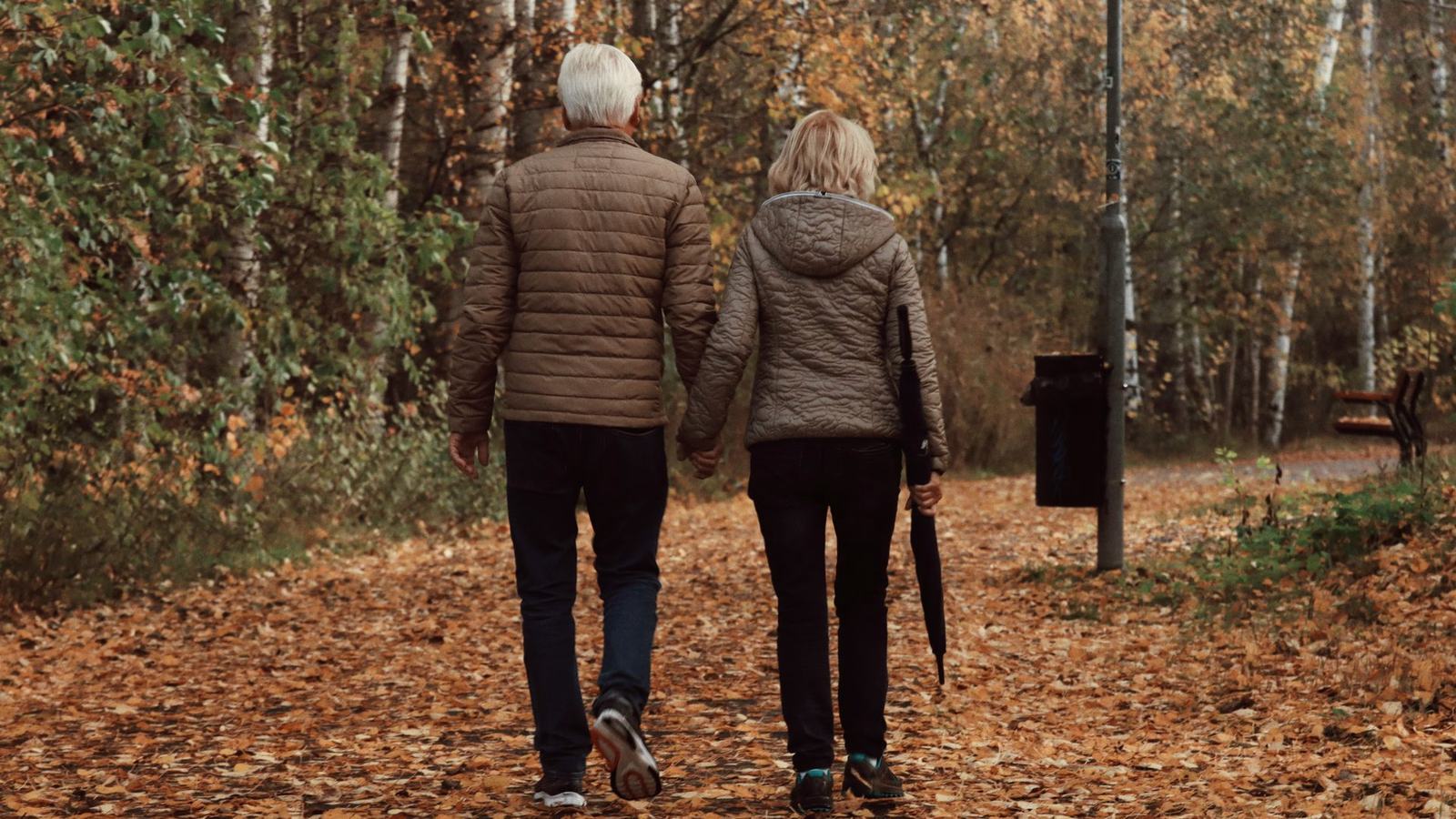 Casal caminhando em um parque no outono