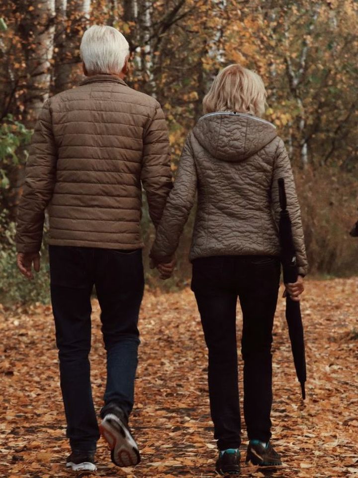 Casal caminhando em um parque